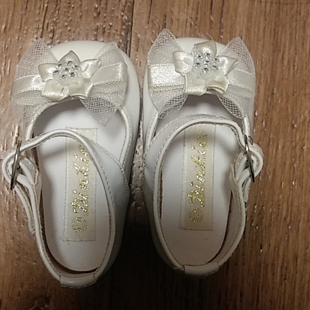 White Dinkie shoes with bow and flower